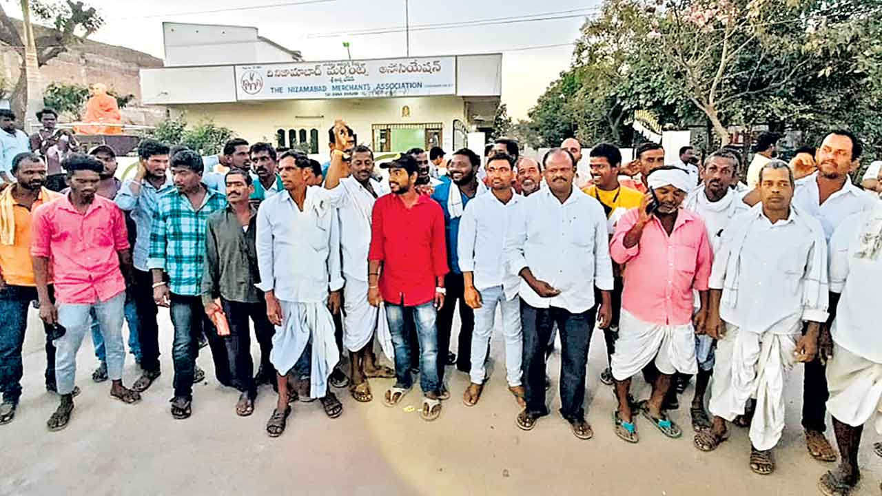 పసుపు మద్దతు ధర కోసం రైతుల నిరసన