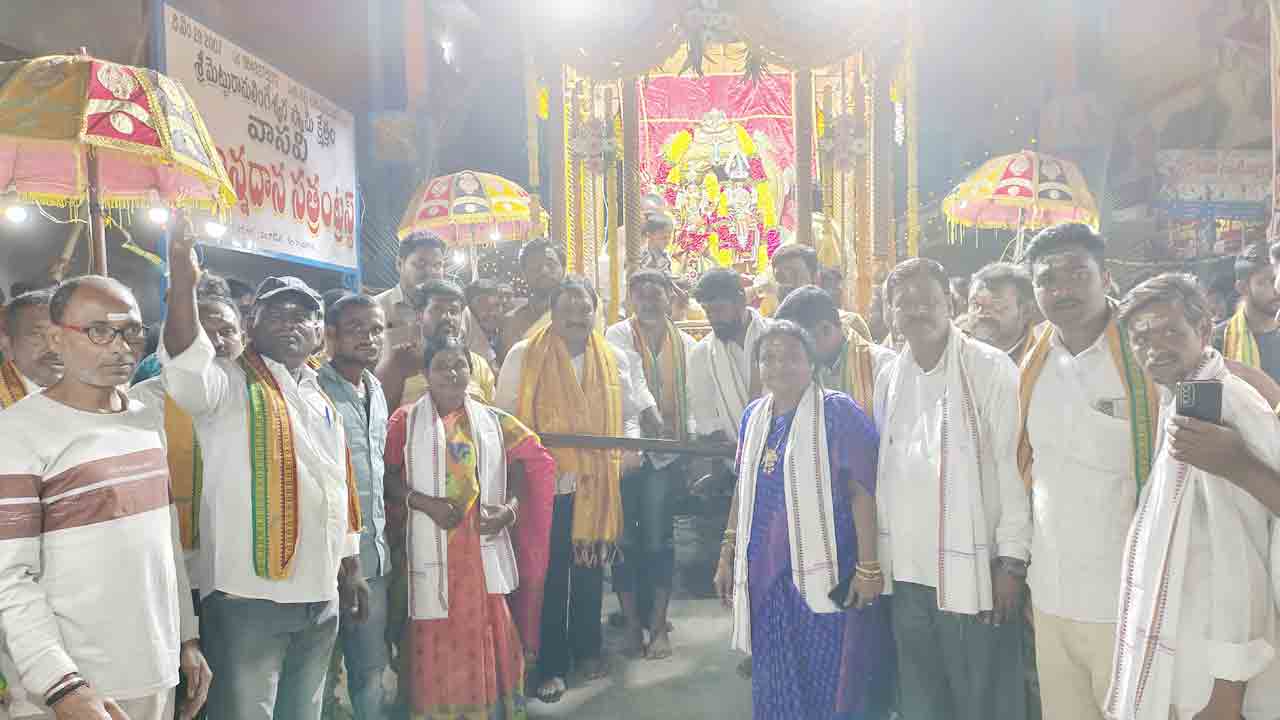 అంగరంగ వైభవంగా రథోత్సవం