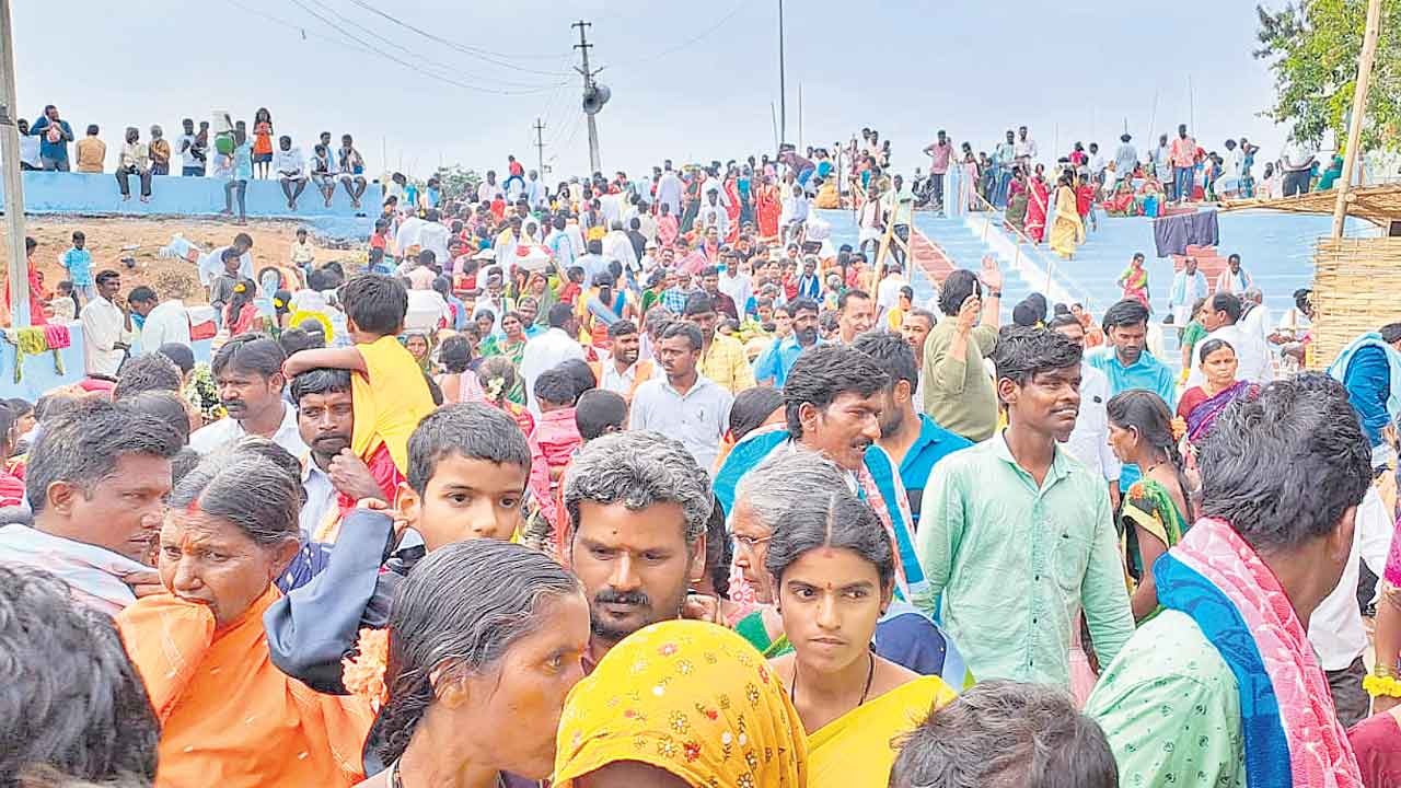 భక్త‘జన’సంద్రం