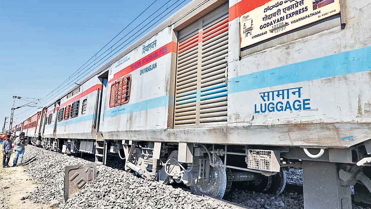 Godavari Express | పట్టాలు తప్పిన గోదావరి ఎక్స్‌ప్రెస్‌.. నాలుగు బోగీలు ధ్వంసం