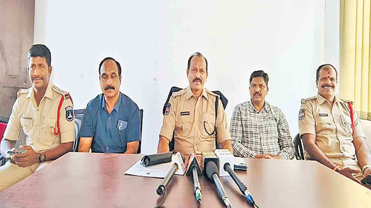 మాస్కు వేసి..చైన్‌ కొట్టేసి..