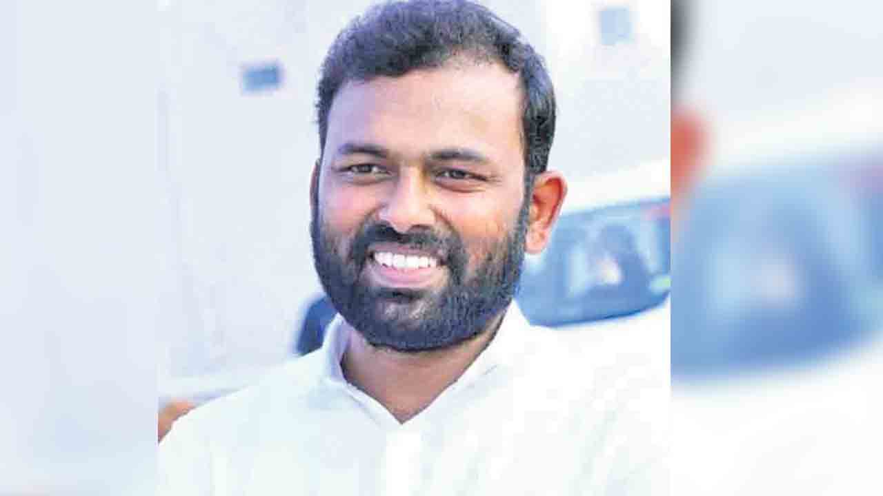 షర్మిలపై కోర్టు ధికార కేసు పెట్టాలి