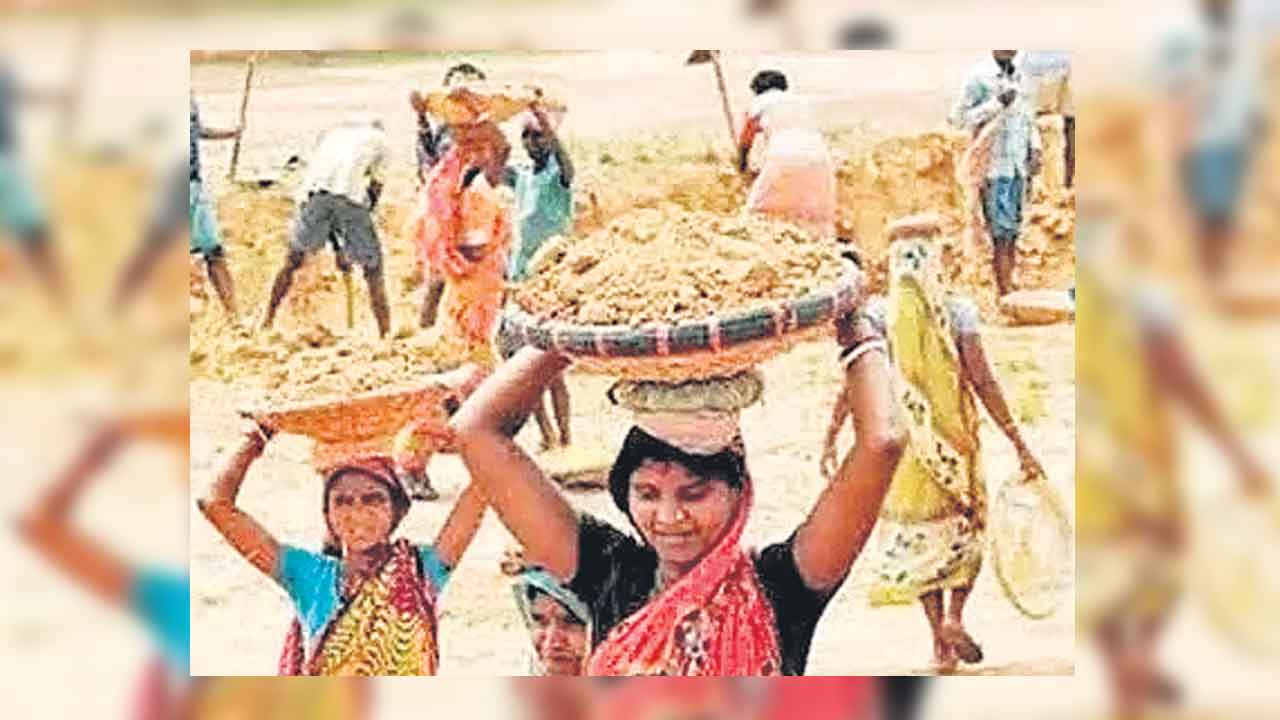 పని హక్కుపై దాడి.. కేంద్రంపై మండిపడుతున్న ఉపాధి కూలీలు