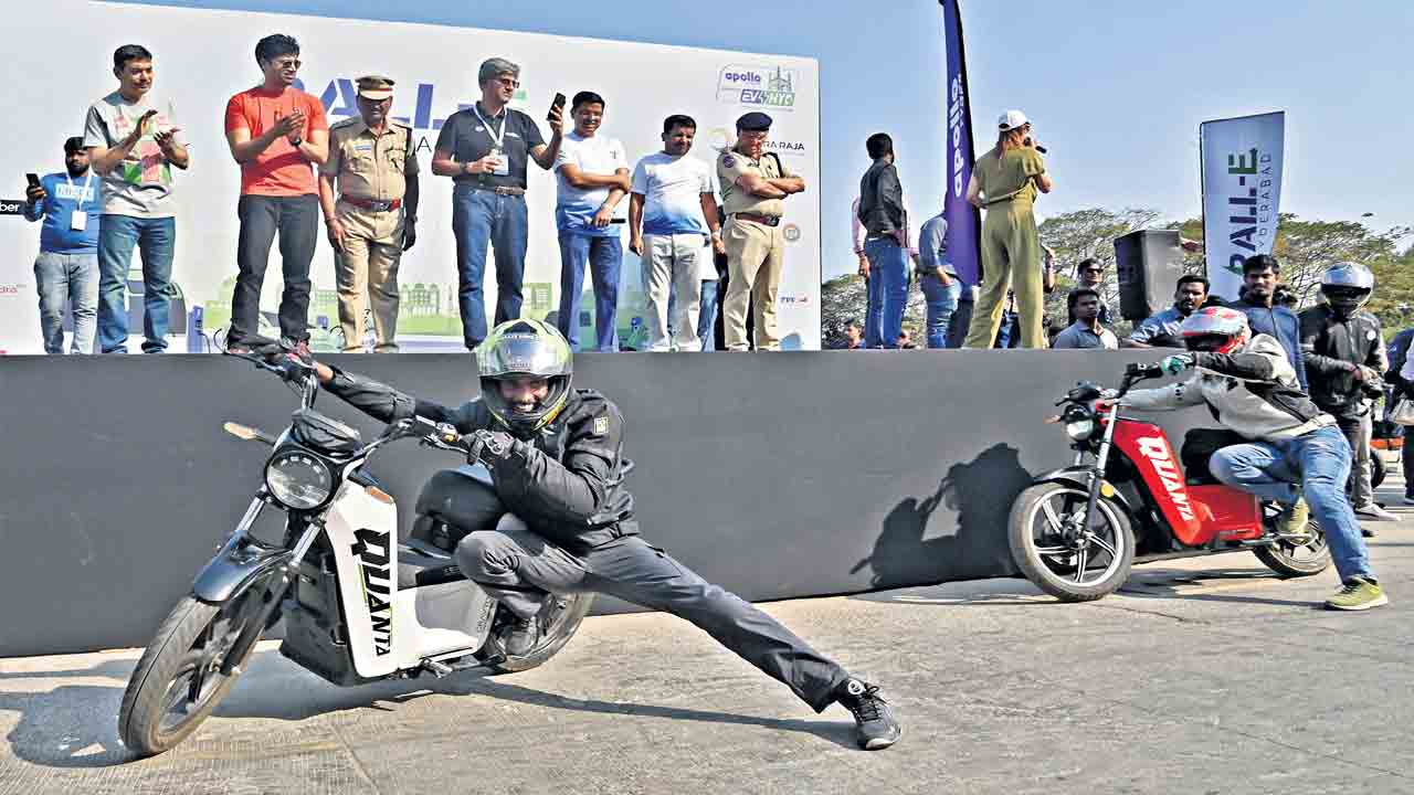 ఉత్సాహంగా.. వారోత్సవం