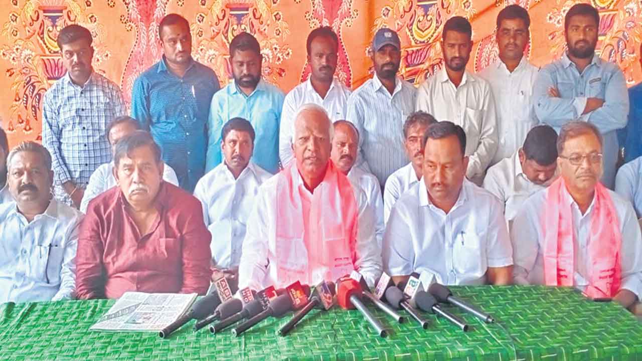 షర్మిలకు ఇక్కడేం పని?