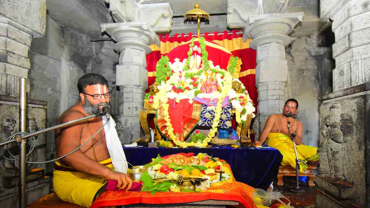 యాదగిరి గుట్టకు పోటెత్తిన భక్తజనం