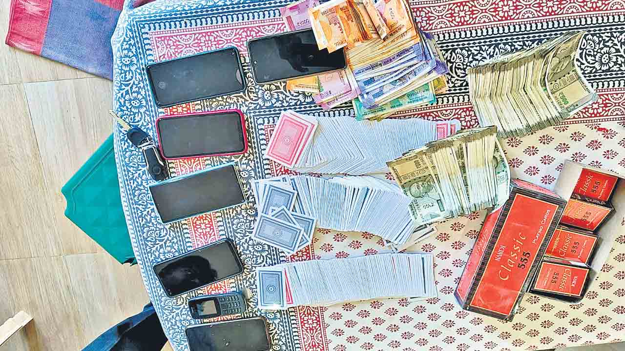 ఫామ్‌హౌస్‌లలో పేకాట.. హుక్కా