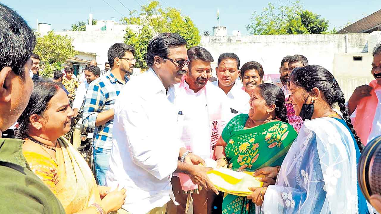 లబ్ధిదారుల ఇంటికి ‘కల్యాణలక్ష్మి’ చెక్కులు