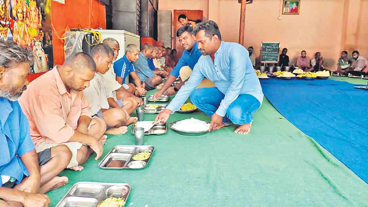 అనాథలకు అమ్మానాన్నలా..