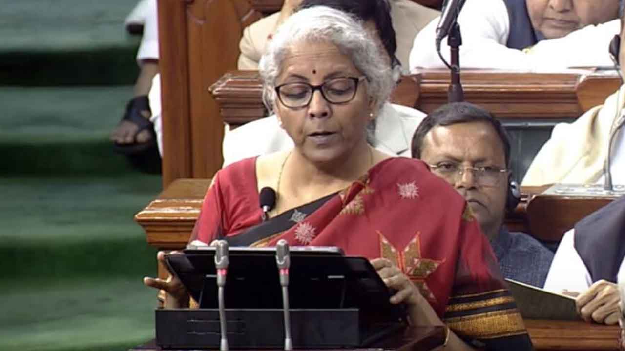 ఎన్నికల వేళ కర్ణాటకకు నిధుల వరద