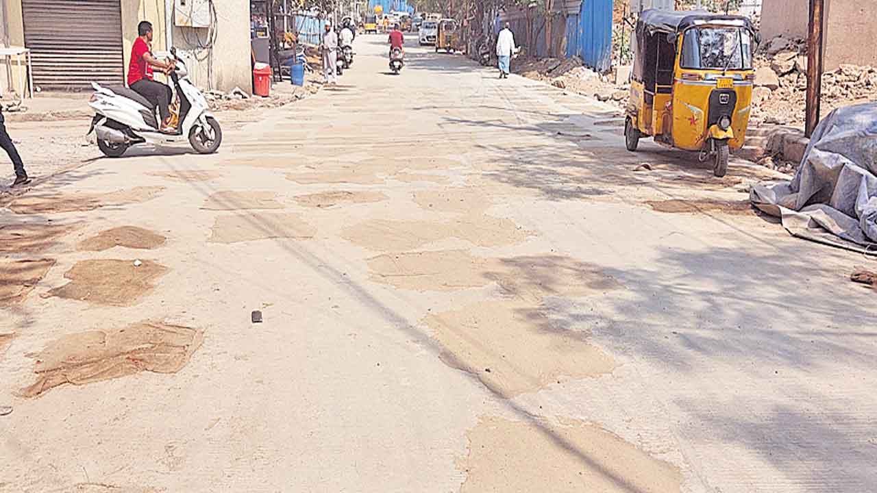 ఎన్‌బీటీనగర్‌లో వేగంగా వీడీసీసీ రోడ్డు పనులు