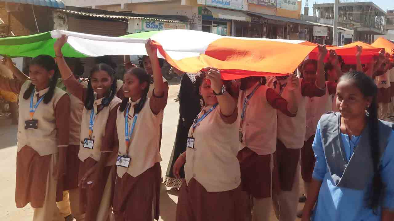 పుల్వామా జవాన్లకు నివాళి