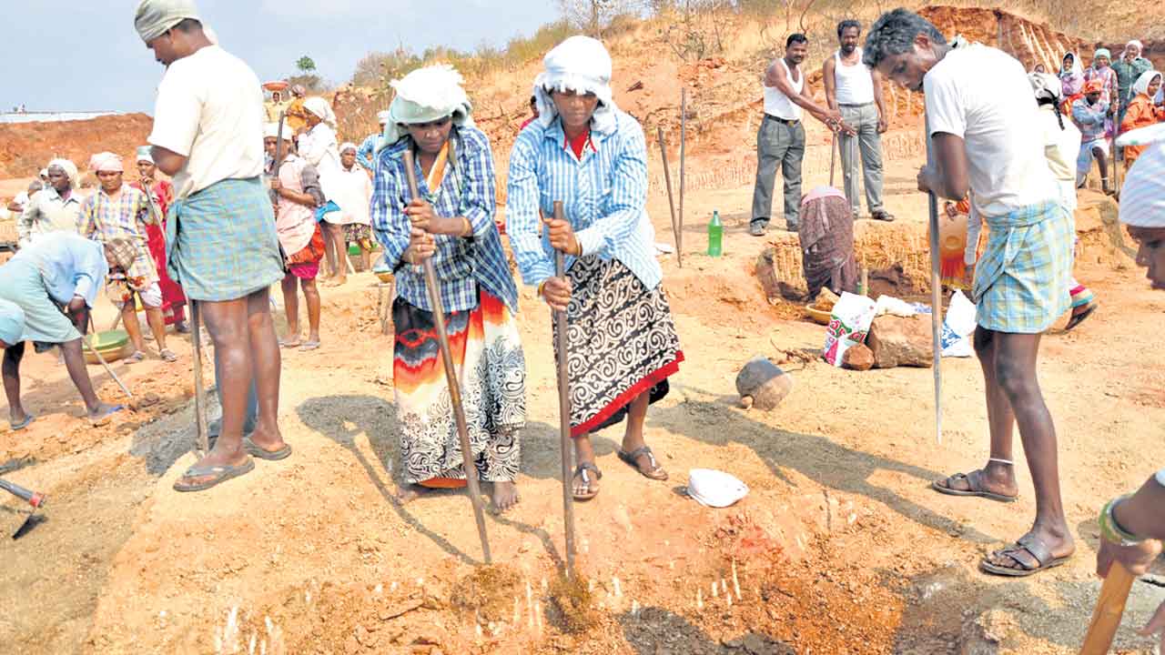 ఉపాధికి మంగళమేనా