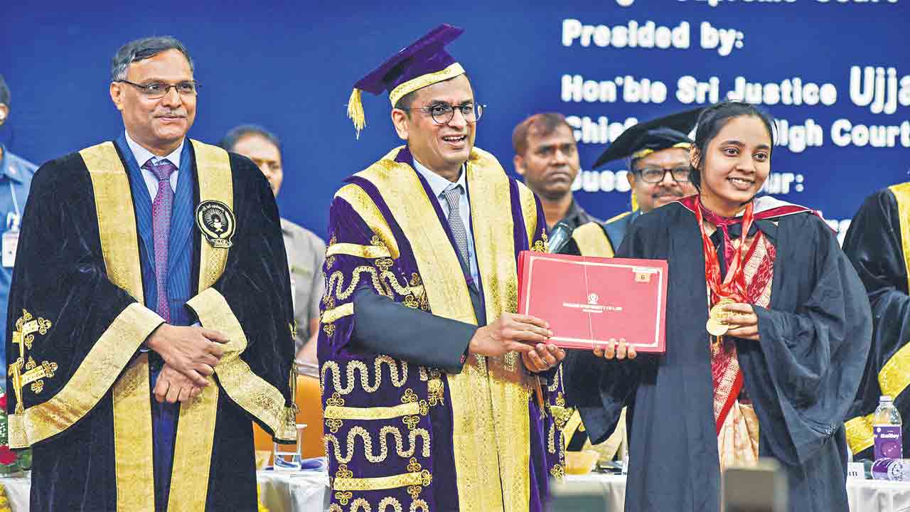 CJI Chandrachud విద్యావ్యవస్థలో తప్పు జరుగుతున్నది.. విద్యార్థుల్లో కరుణ పెంచేలా పాఠాలుండాలి.. సీజేఐ చంద్రచూడ్‌