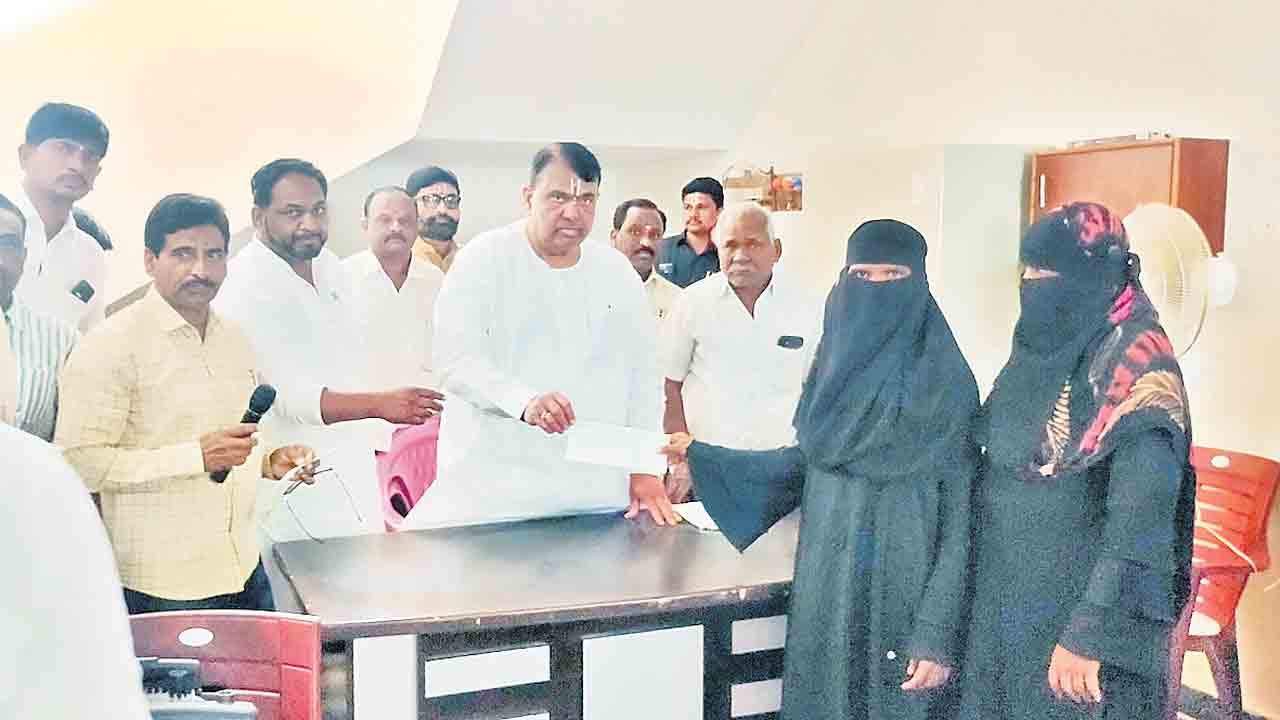 సంక్షేమంలో దేశానికే రోల్‌ మోడల్‌ తెలంగాణ