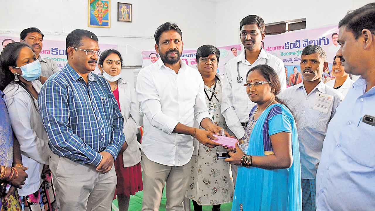 కంటి వెలుగు డే 11.. సర్కారు అంటే గిట్ల ఉండాలె