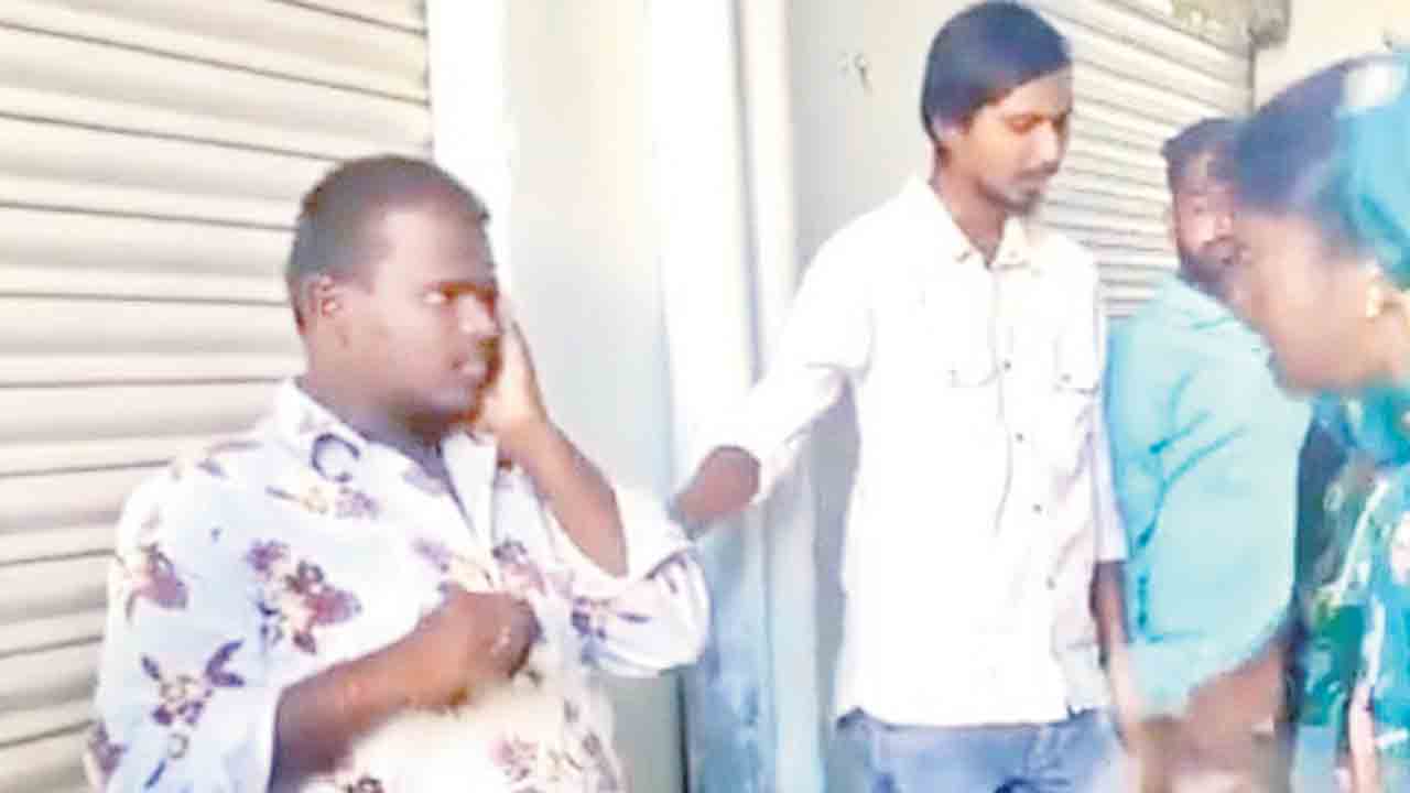 రుణాలు ఇప్పిస్తానని డబ్బులు వసూలు