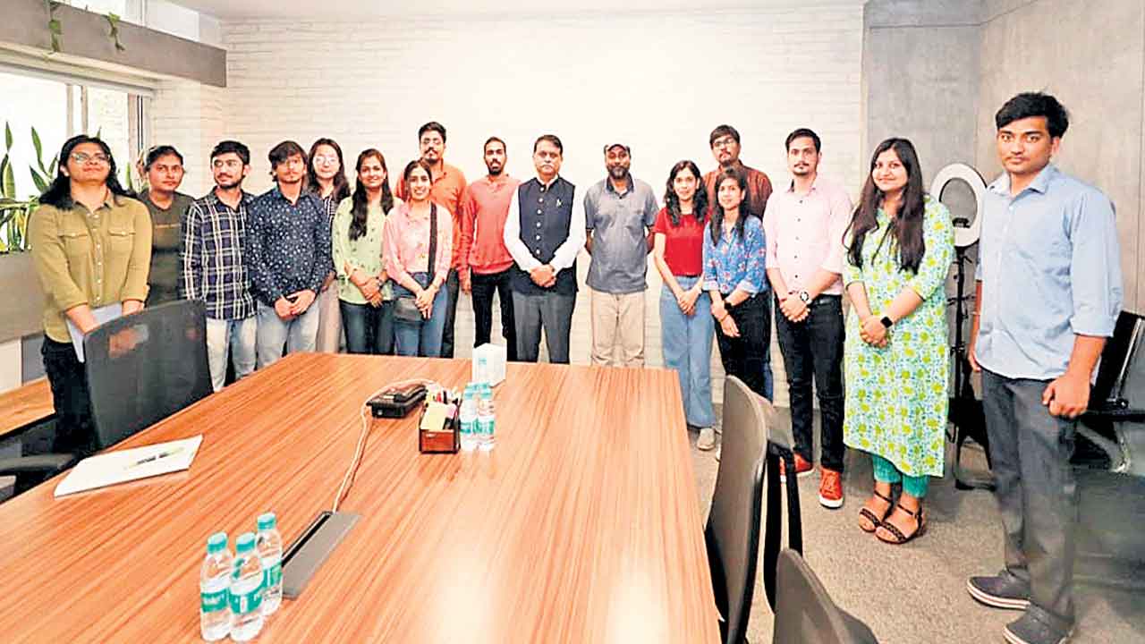 అర్వింద్‌కుమార్‌తో ఐఐటీ రూర్కీ విద్యార్థుల భేటీ