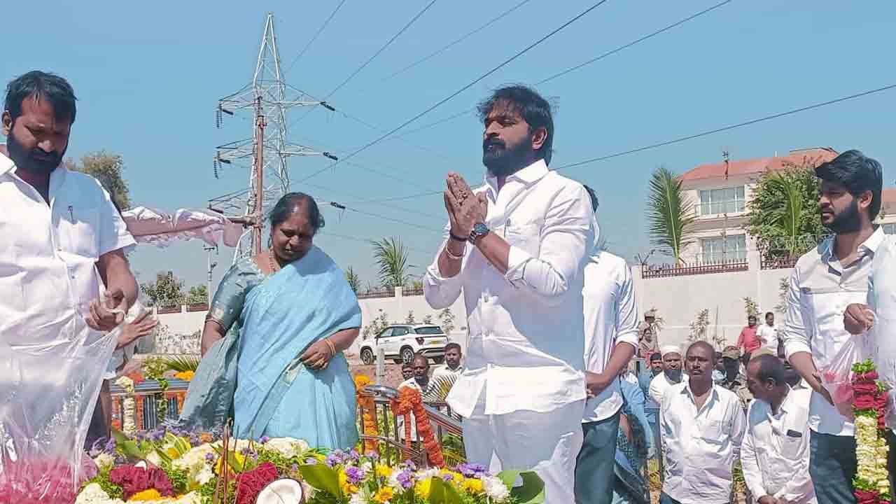 తండ్రి వర్ధంతిలో మంత్రి శ్రీనివాస్‌గౌడ్‌