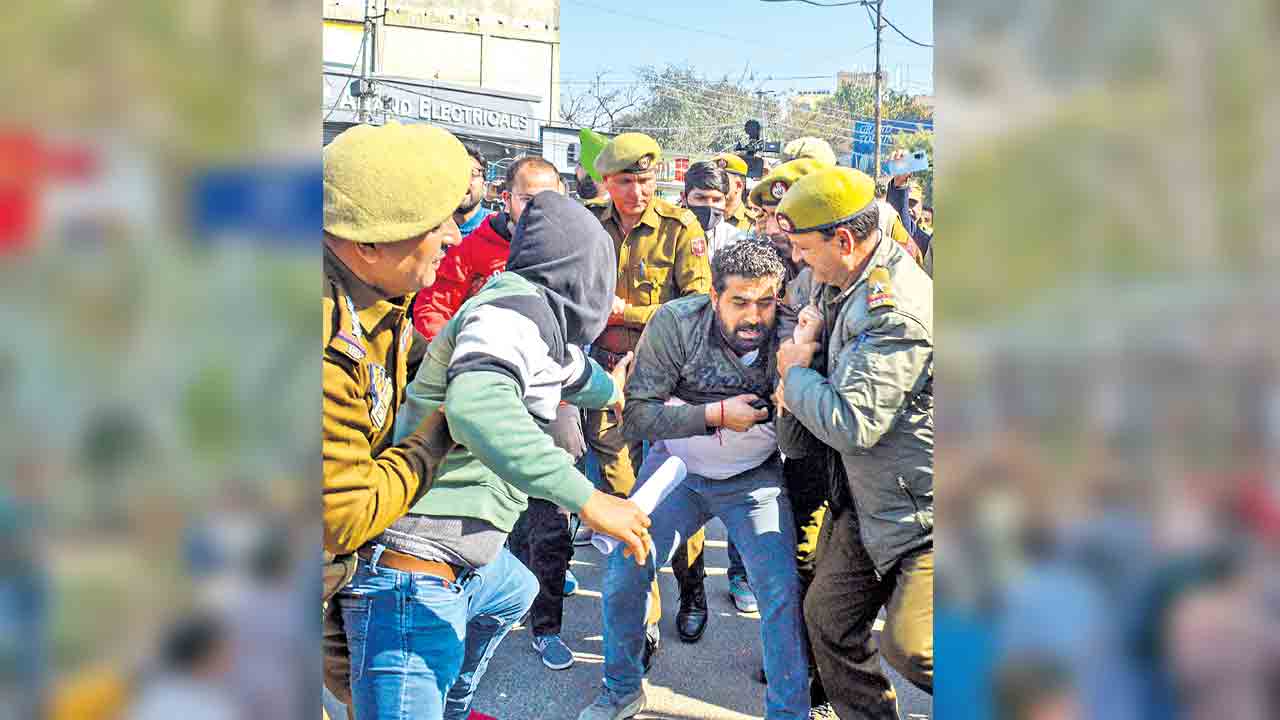 కశ్మీరీ పండిట్ల అరెస్ట్‌