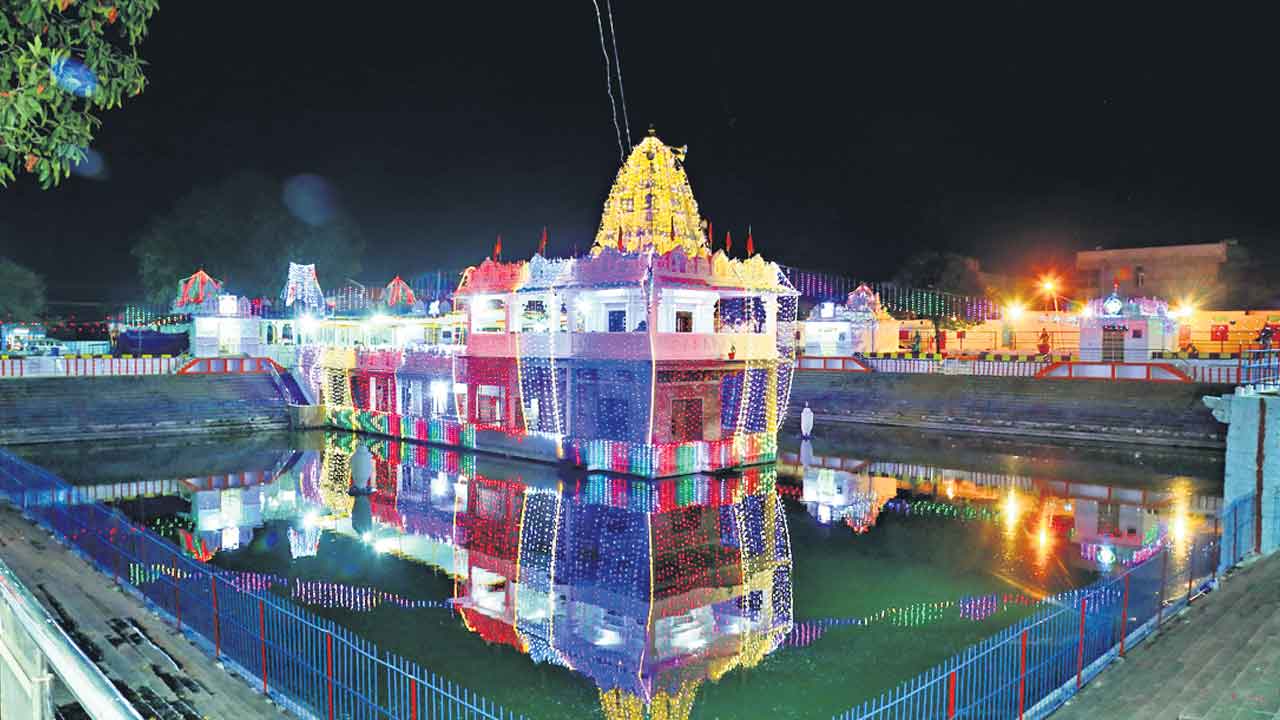 మహాశివరాత్రిని పురస్కరించుకుని ఆలయాలకు శివరాత్రి శోభ