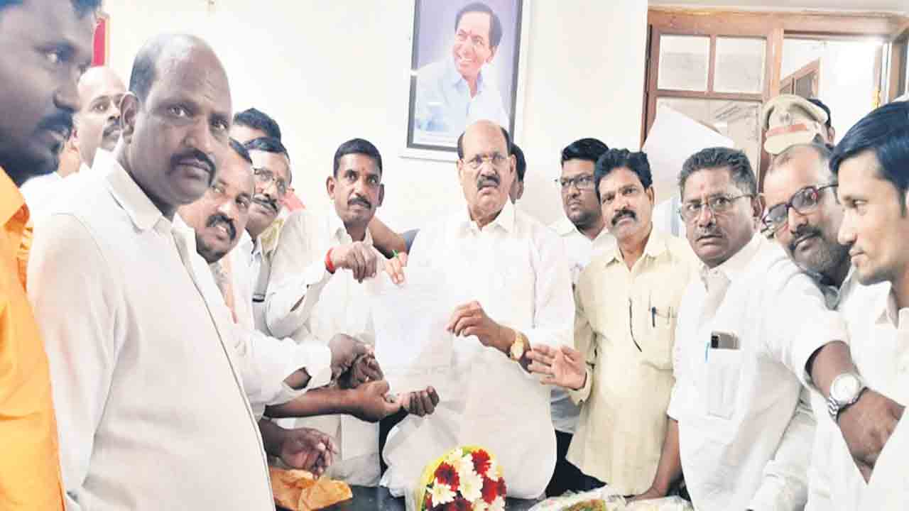 కమ్యూనిటీ హాళ్ల నిర్మాణానికి పుష్కలంగా నిధులు