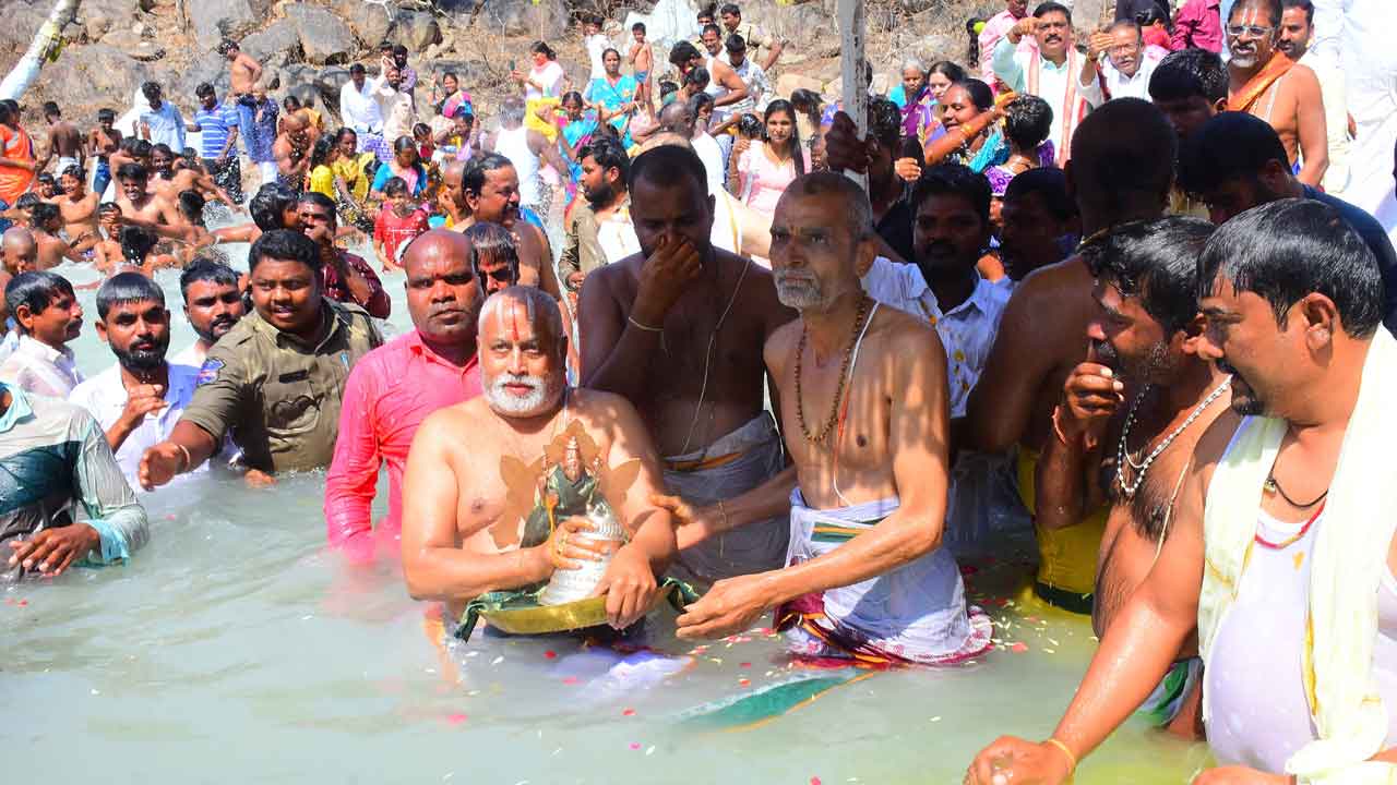 వైభవంగా చక్రతీర్థ స్నానం