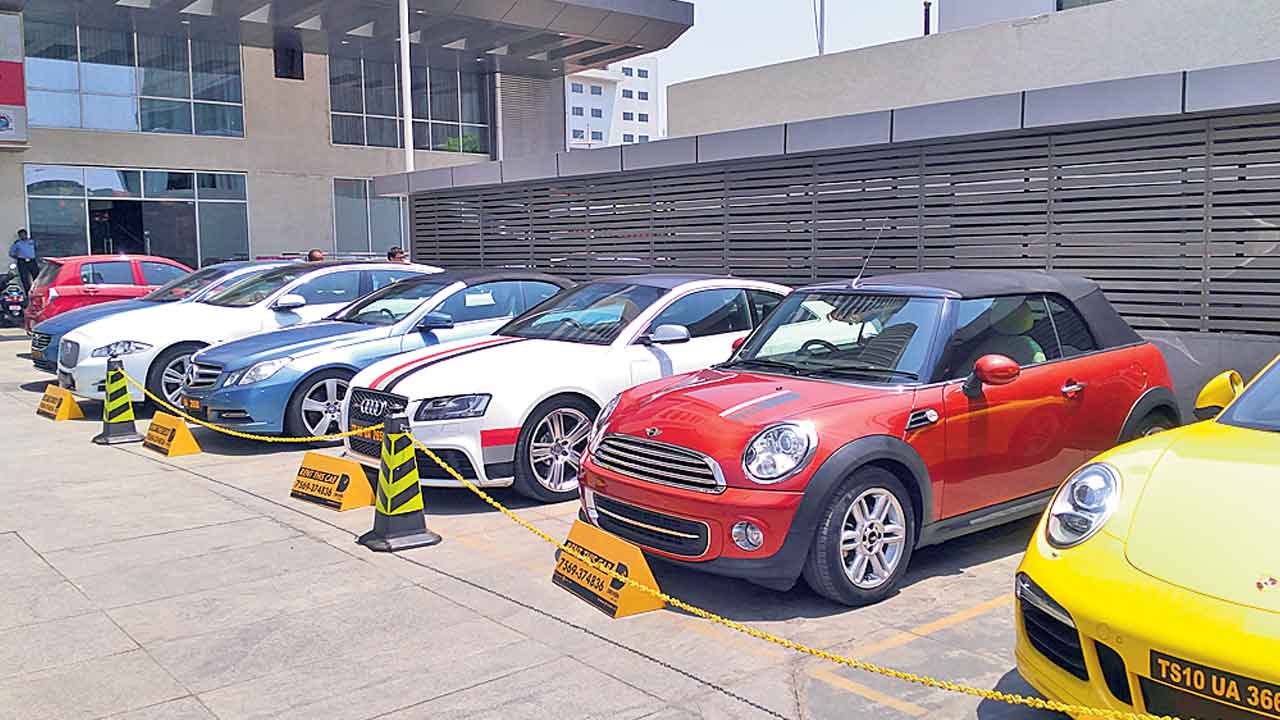 లగ్జరీ కార్లు ప్రియం