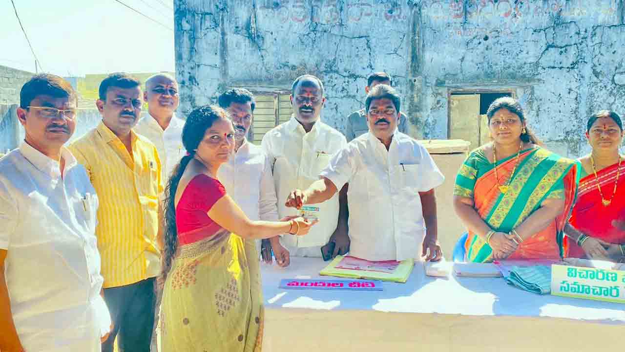 లబ్ధిదారులకు ‘దళిత బంధు’ కార్డుల పంపిణీ