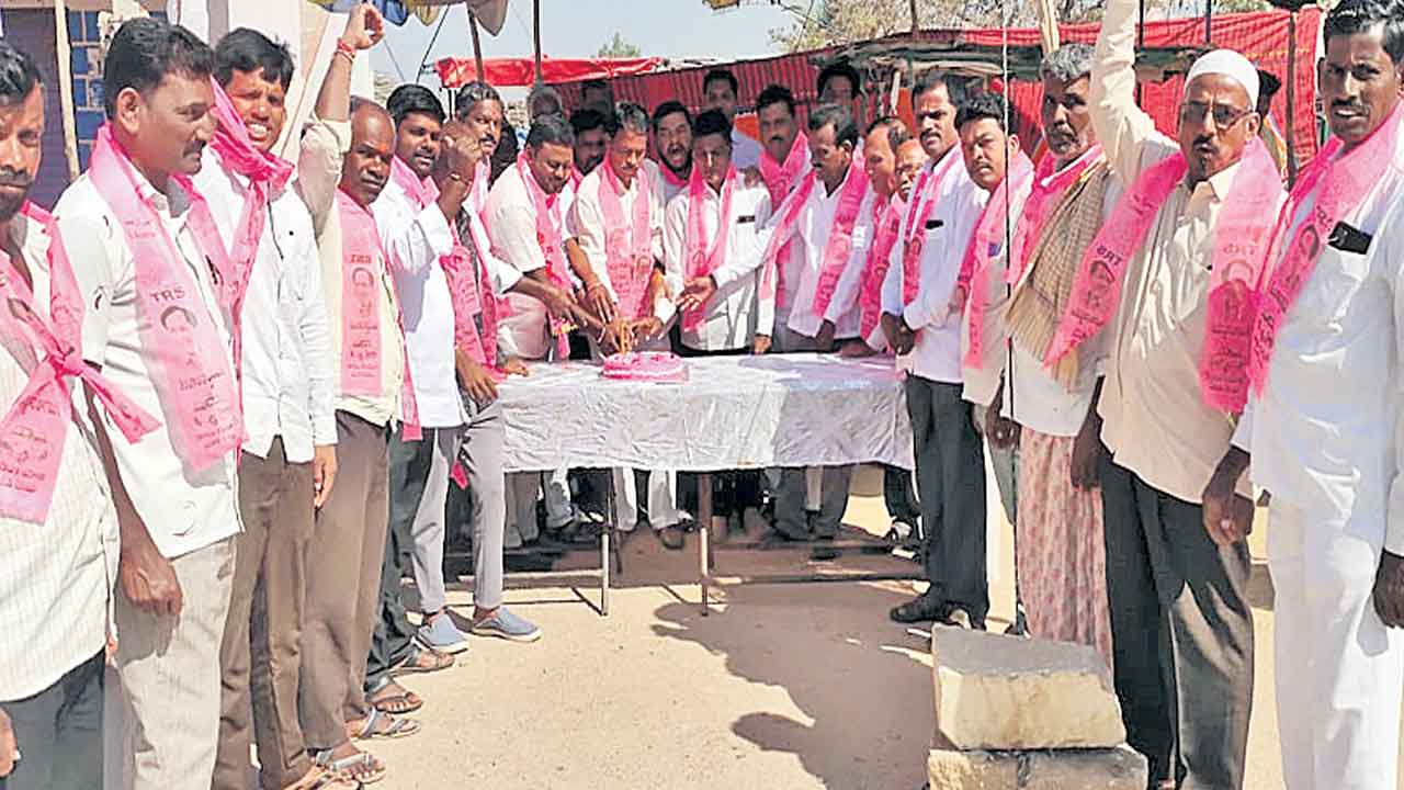 జిల్లా వ్యాప్తంగా ఘనంగా సీఎం కేసీఆర్‌ జన్మదిన వేడుకలు