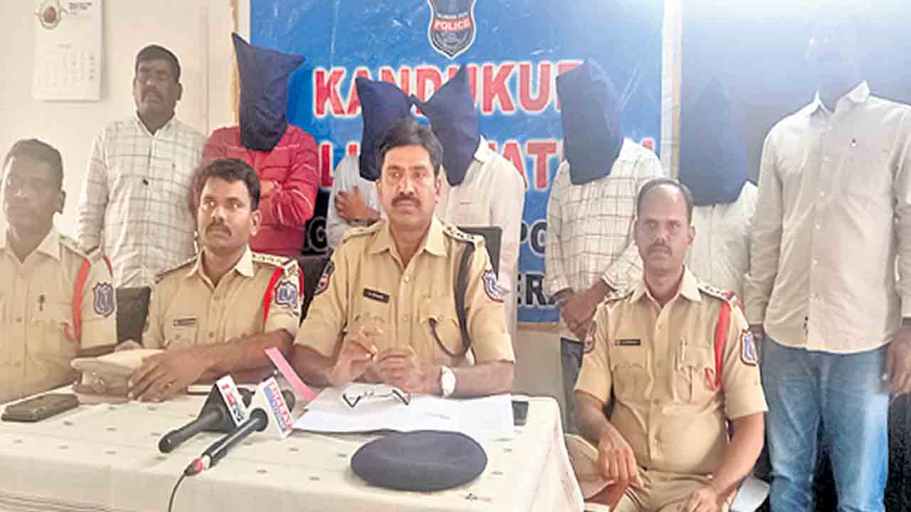 నకిలీ పత్రాలు సృష్టించి కోట్ల భూమికి ఎసరు