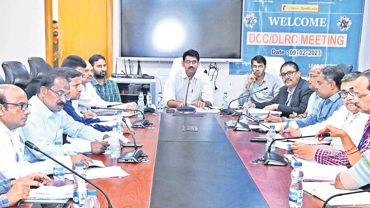 ఎస్సీ, ఎస్టీ, బీసీ శాఖల పెండింగ్‌ రుణాలను వెంటనే ఇవ్వాలి