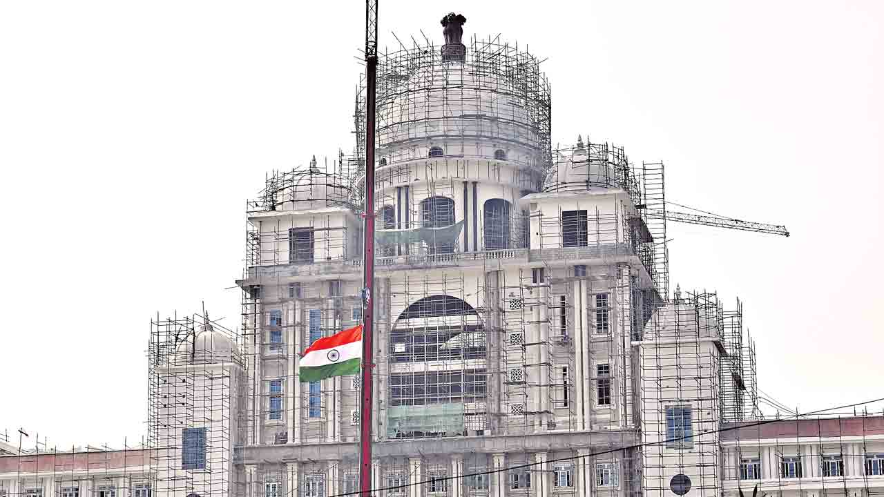 బండీ.. సుప్రీంకోర్టు డోమ్‌ కూల్చేస్తావా?.. ప్రజలు, నెటిజన్ల ఆగ్రహం