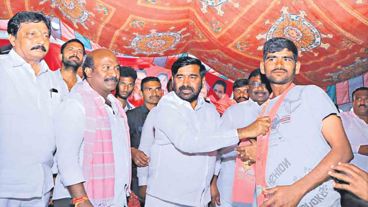 తెలంగాణ వైపు పక్క రాష్ట్రాల చూపు