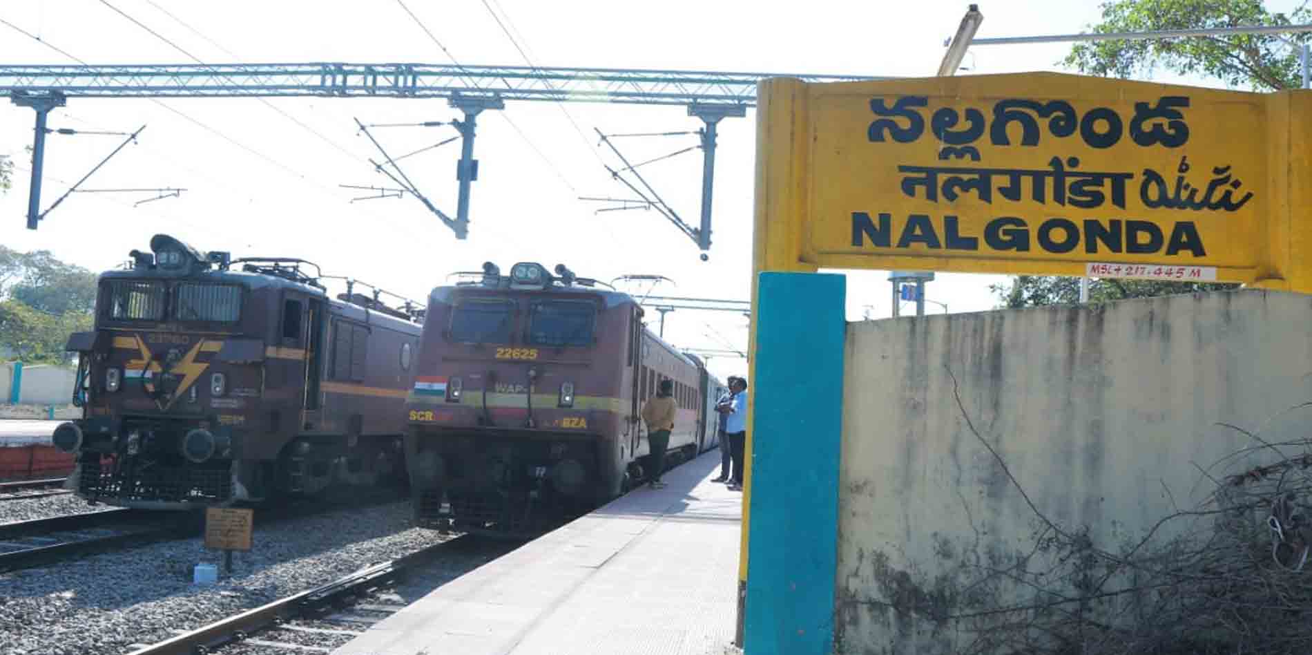 పట్టాలు తప్పిన గోదావరి.. ప్రయాణికుల వర్రీ