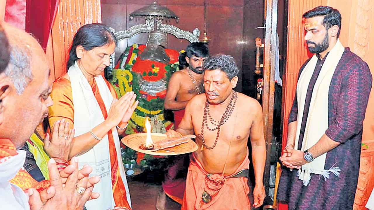 దైవ చింతనను అలవర్చుకోవాలి