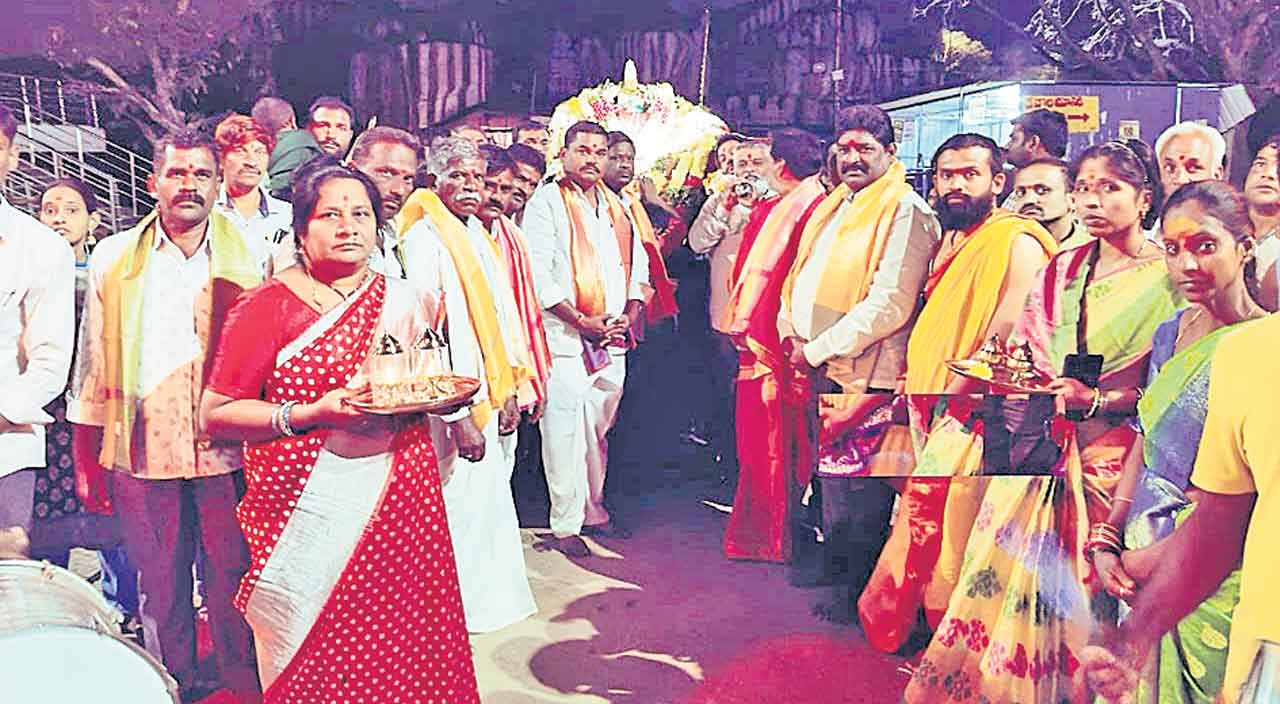 ఏడుపాయల్లో భక్తుల సందడి