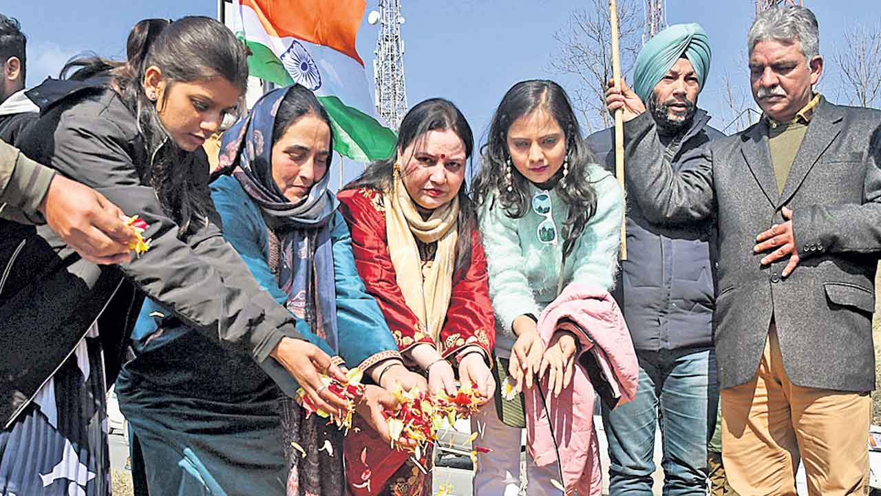 పుల్వామా వీరులకు ఘన నివాళులు