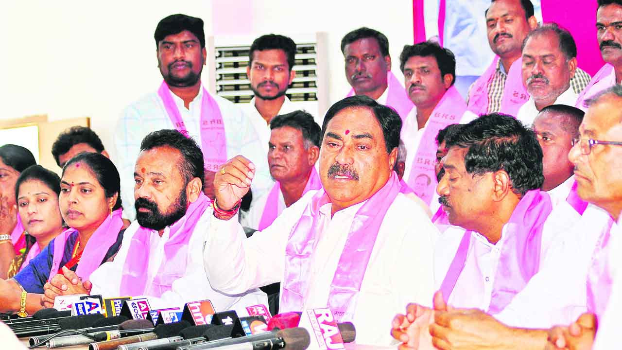 Errabelli | రేవంత్, షర్మిల పాదయాత్రల పరువు తీస్తున్నరు.. నిప్పులు చెరిగిన మంత్రి ఎర్రబెల్లి