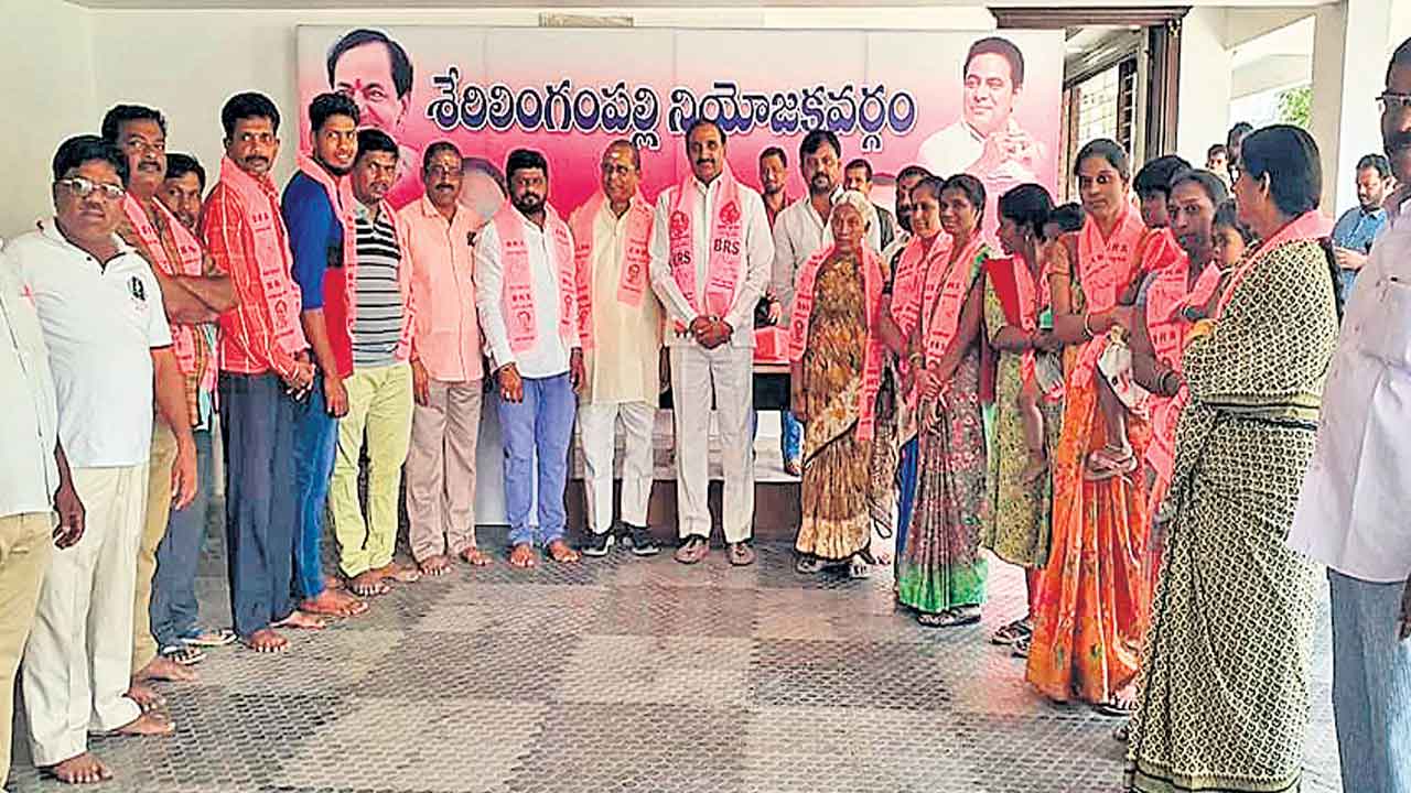 సంక్షేమ పథకాలకు ఆకర్షితులై..