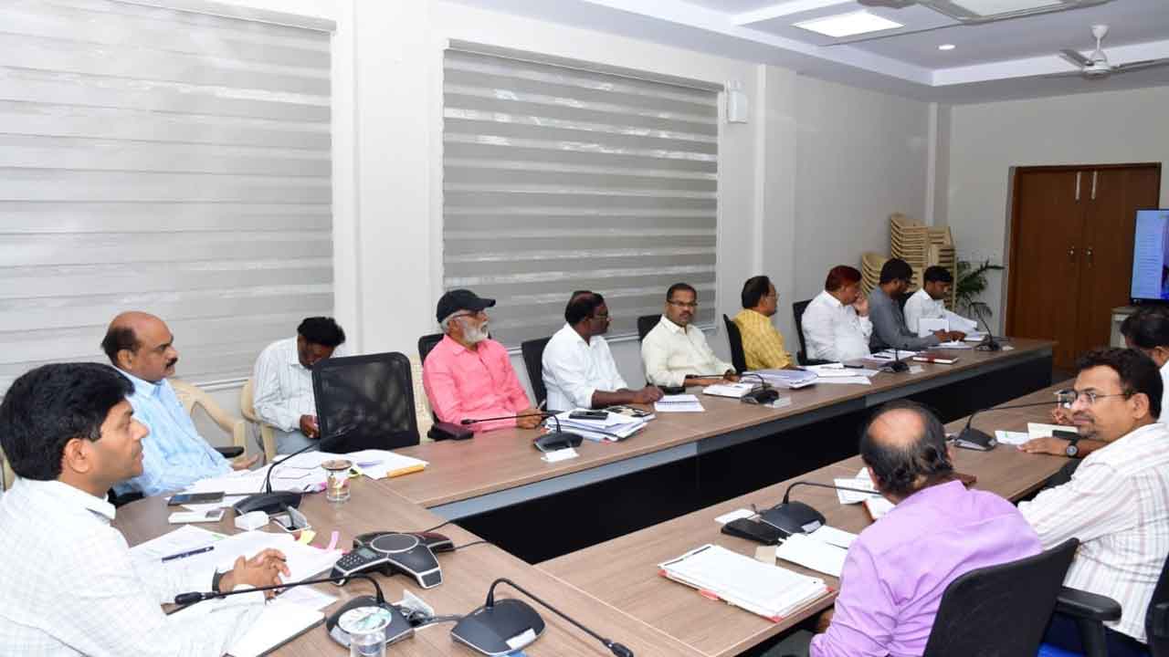 పథకాల అమలులో జాప్యం వద్దు