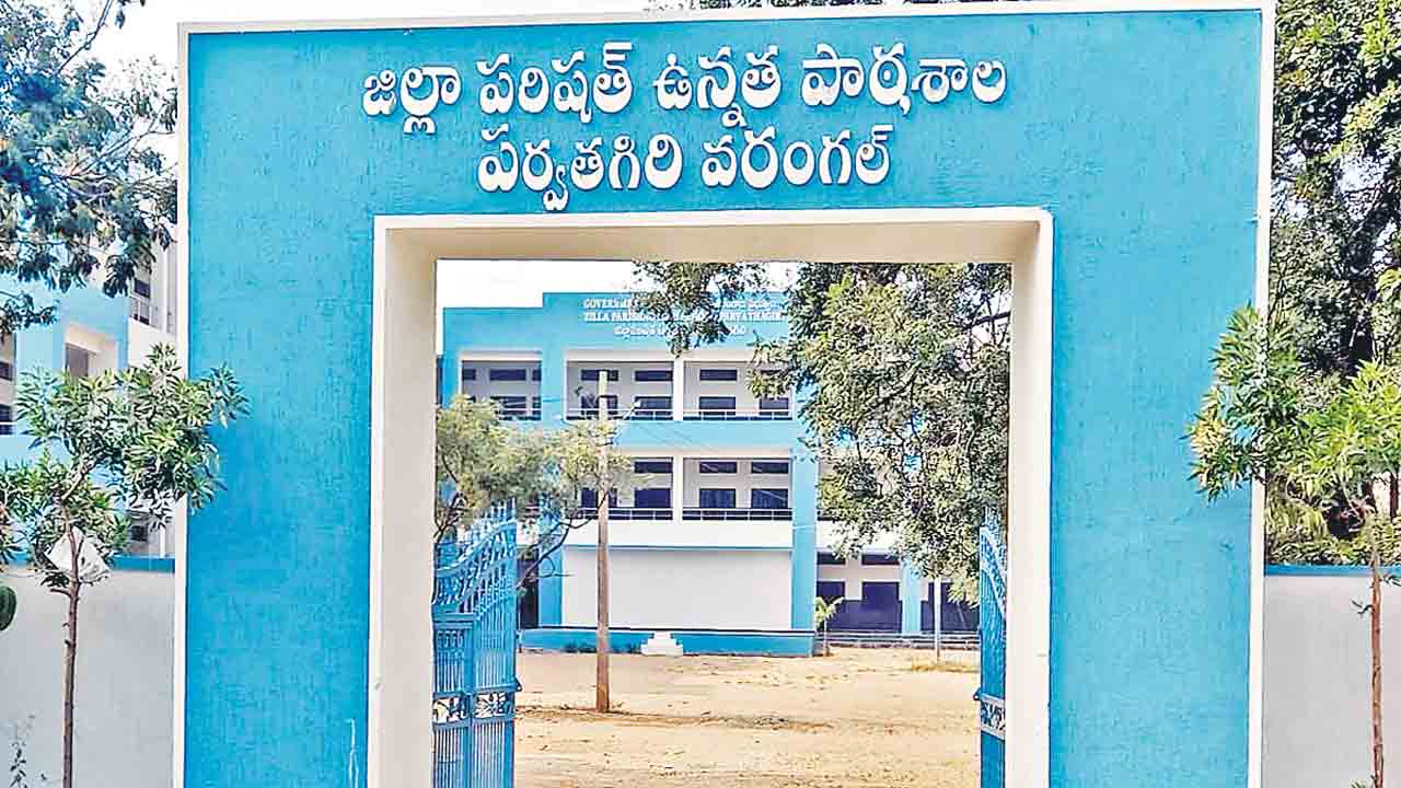 అందరిచూపు ప్రభుత్వ బడుల వైపే