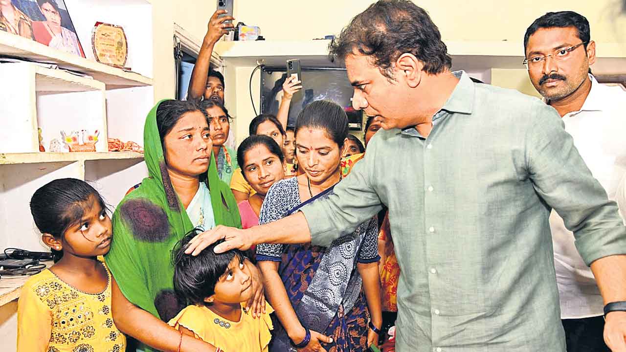 కార్యకర్త కూతుళ్లకు రూ.5 లక్షలు