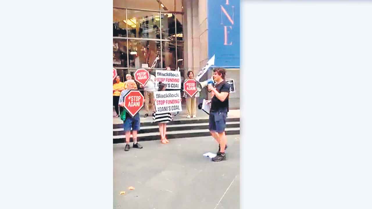 అదానీకి రుణాలు ఇవ్వొద్దు.. ఆస్ట్రేలియాలో బ్యాంకుల ముందు పౌరుల ధర్నా