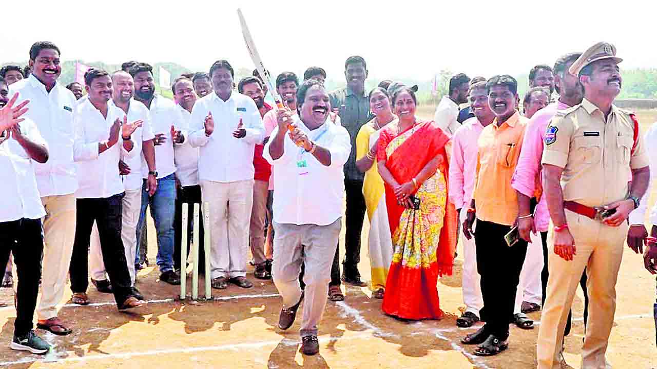 క్రీడాకారులకు ప్రోత్సాహం