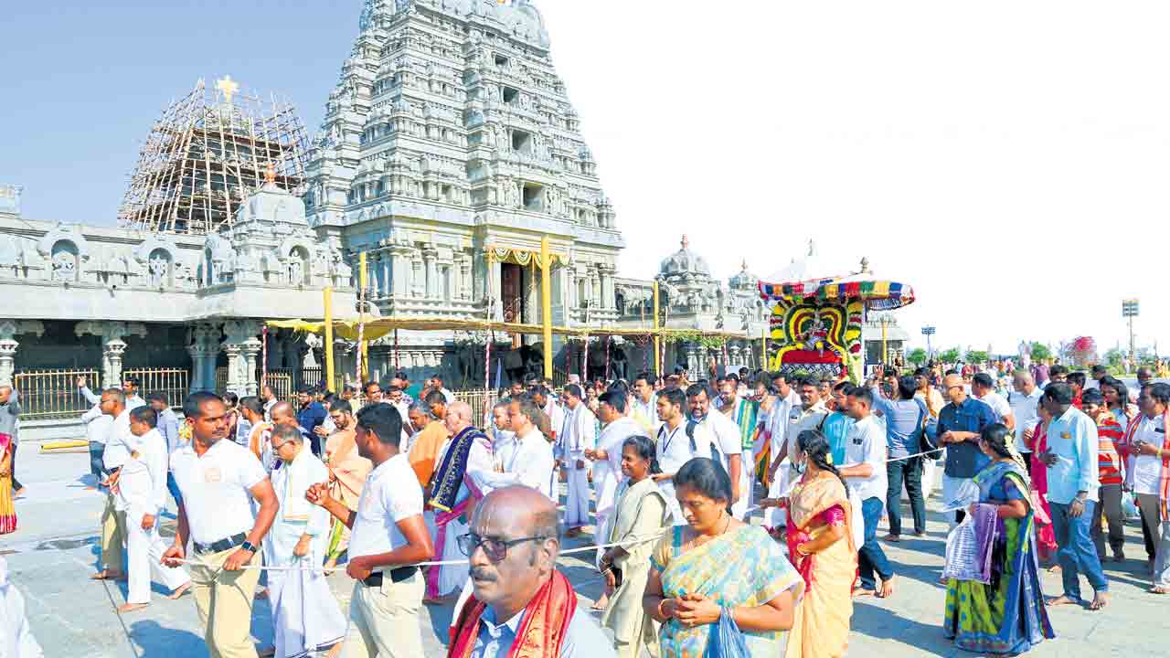 లక్ష్మీనరసింహ స్వామికి వైభవంగా అలంకార సేవలు