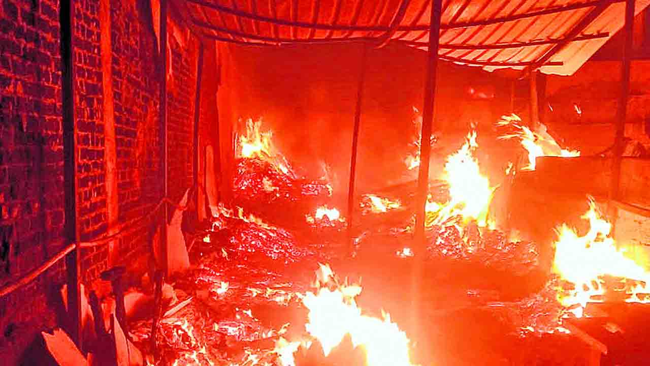 వరంగల్‌లో భారీ అగ్నిప్రమాదం