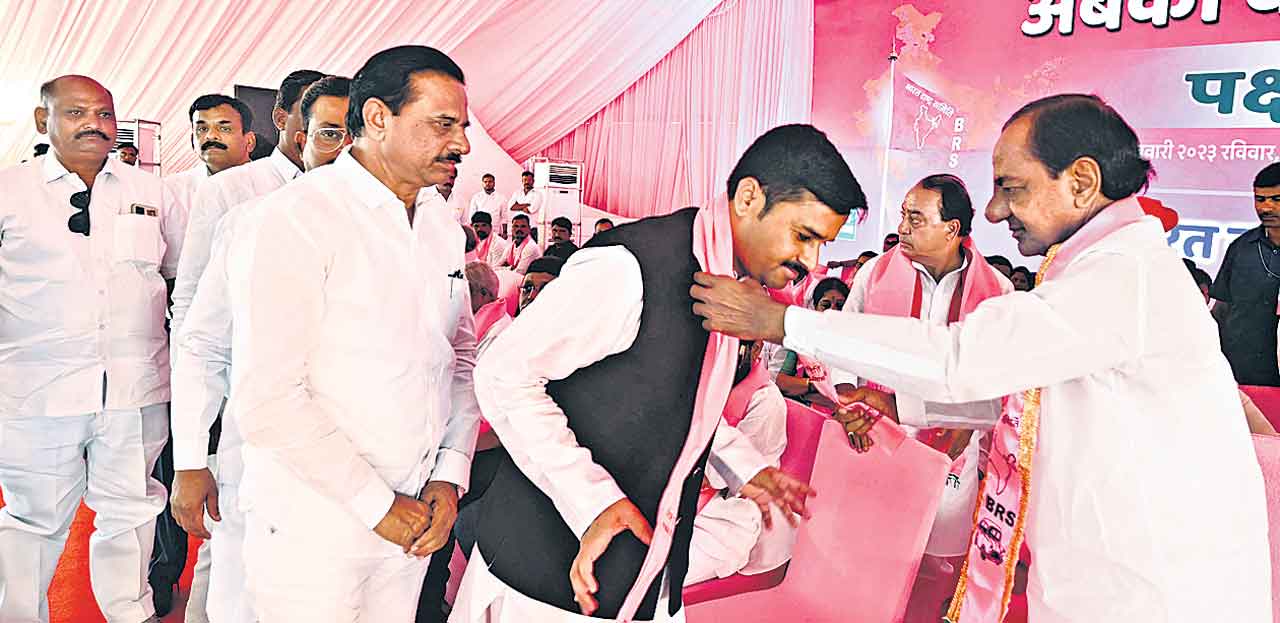 బీఆర్‌ఎస్‌లోకి ‘మహా’ నేతలు