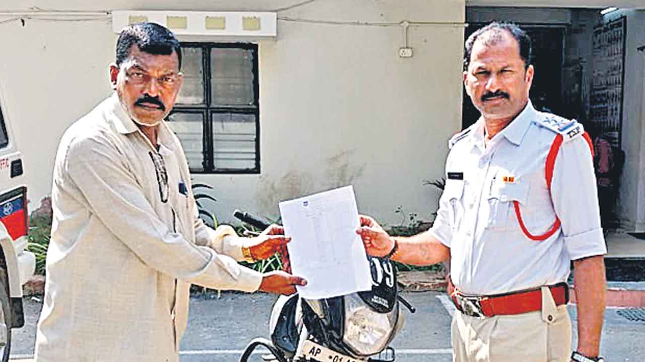 ఒకేసారి 38 పెండింగ్‌ చలాన్ల చెల్లింపు