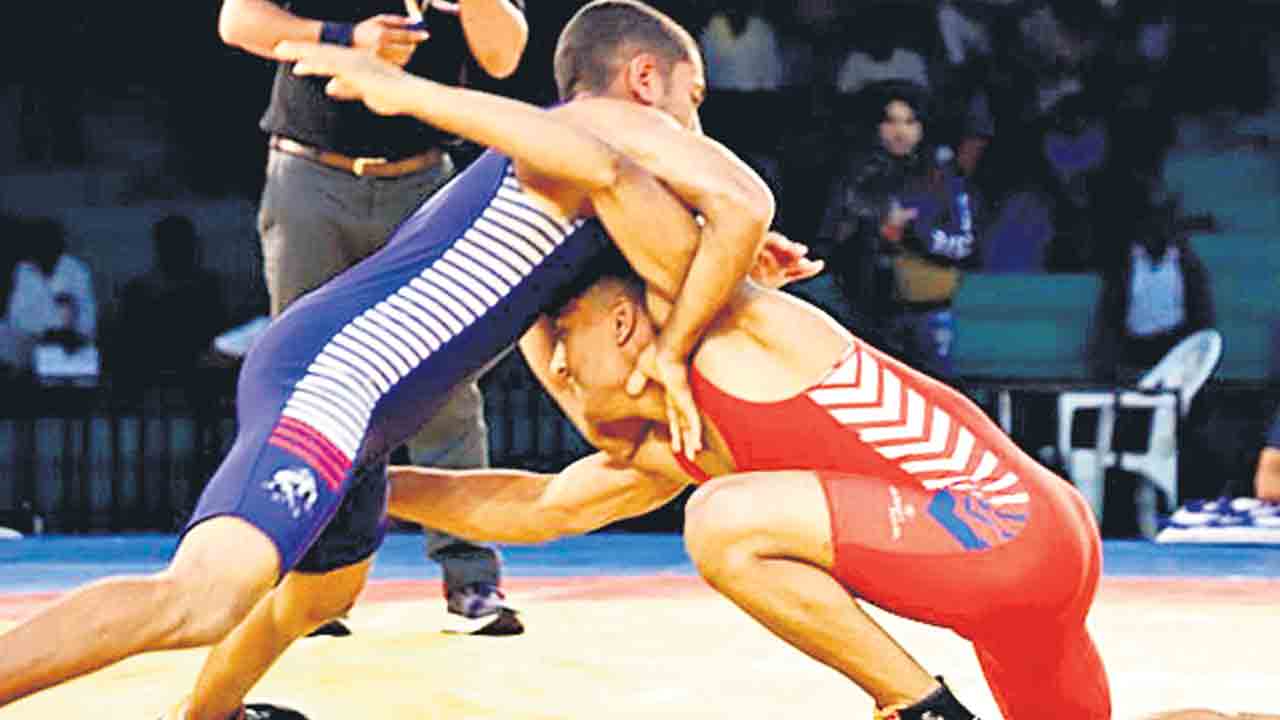 హోరాహోరీగా రెజ్లింగ్‌ పోటీలు